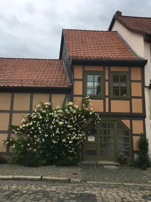 Das Gebäude in dem sich das Ferienhaus befindet
