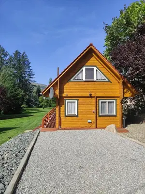 Das Gebäude in dem sich das Ferienhaus befindet
