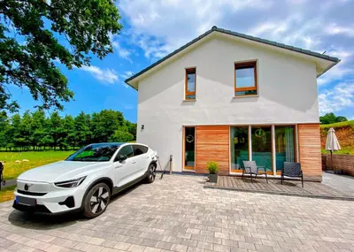 Das Gebäude in dem sich das Ferienhaus befindet