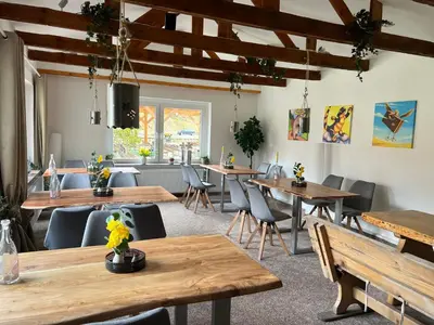Ein Restaurant oder anderes Speiselokal in der Unterkunft Pension Sternschnuppe, Treseburg Harz, unmittelbar am Wasser