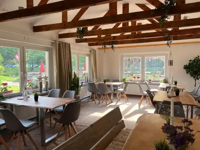Ein Restaurant oder anderes Speiselokal in der Unterkunft Pension Sternschnuppe, Treseburg Harz, unmittelbar am Wasser
