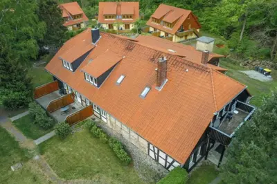 Das Gebäude in dem sich das Ferienhaus befindet