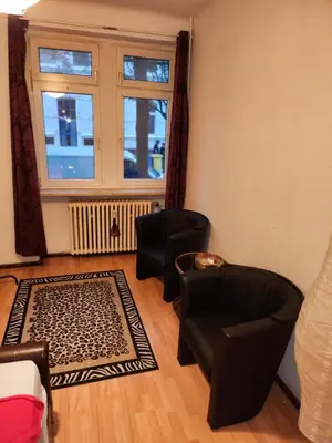 Ein Sitzbereich in der Unterkunft HBS, FeWo, EG, BEST- PREIS- LEISTUNG, nähe City, Einzelvermietung möglich, 1 oder 2 große Zimmer, große Küche, Logga, Bad, einfach und gut