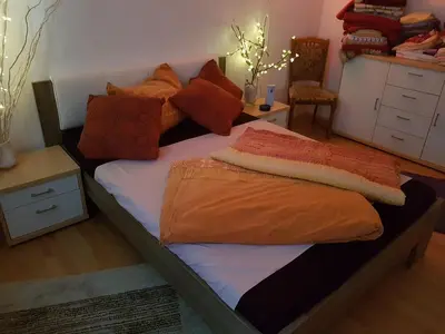 Ein Bett oder Betten in einem Zimmer der Unterkunft HBS, FeWo, EG, BEST- PREIS- LEISTUNG, nähe City, Einzelvermietung möglich, 1 oder 2 große Zimmer, große Küche, Logga, Bad, einfach und gut