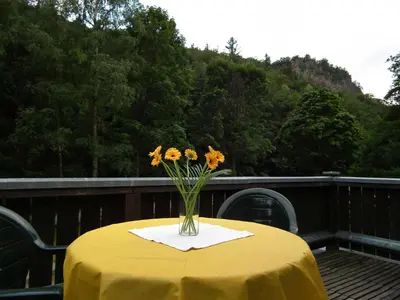 Ein allgemeiner Bergblick oder ein Berglick von des Ferienhauses aus