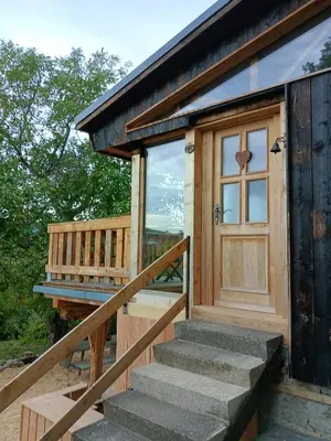 Das Gebäude in dem sich das Ferienhaus befindet