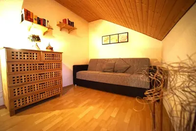 Ein Sitzbereich in der Unterkunft 4 Personen Ferienwohnung im Wald mit Kamin, 84 Qudratmeter