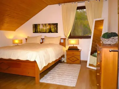 Ein Bett oder Betten in einem Zimmer der Unterkunft 4 Personen Ferienwohnung im Wald mit Kamin, 84 Qudratmeter