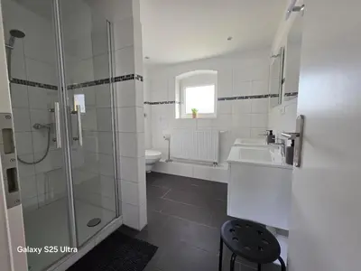 Ein Badezimmer in der Unterkunft MaiFerien Harz - Haus Silberquelle - bis 14 Personen