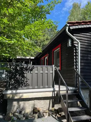 Das Gebäude in dem sich das Ferienhaus befindet