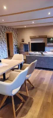 Ein Sitzbereich in der Unterkunft Ferienhaus zum Holzmichel