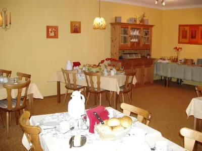 Ein Restaurant oder anderes Speiselokal in der Unterkunft Pension Alfa