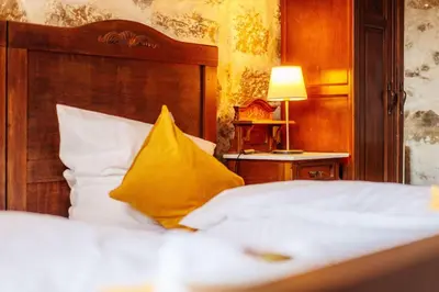 Ein Bett oder Betten in einem Zimmer der Unterkunft Deluxe Appartement (70m2) bis 6 Personen im Oberharz Antik Villa im Harz