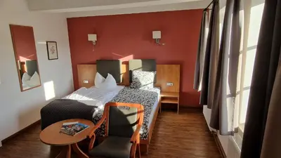 Ein Bett oder Betten in einem Zimmer der Unterkunft Hotel Garni Demmel & Cie