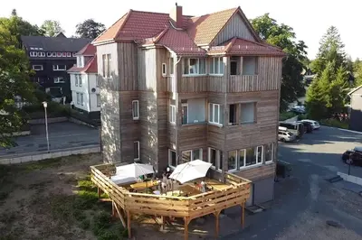 Das Gebäude in dem sich das Ferienhaus befindet