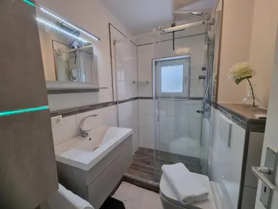 Ein Badezimmer in der Unterkunft Haus Peter Wohnung 4