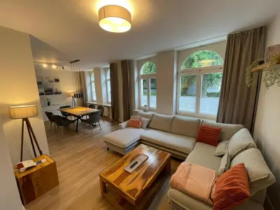 Ein Sitzbereich in der Unterkunft COZY, neue 3 Zimmer Ferienwohnung Goslar Altstadt
