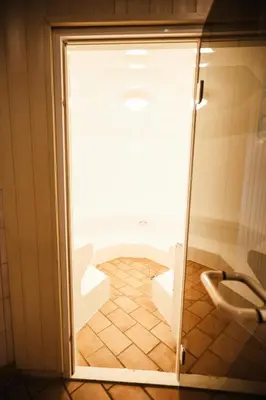 Ein Badezimmer in der Unterkunft Morgenrot Lodge, im Harz, mit Schwimmbad und Sauna