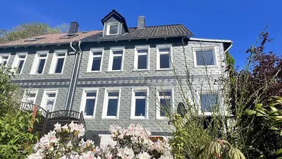 Das Gebäude in dem sich das Ferienhaus befindet