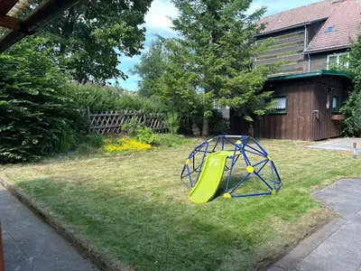 Ein Kinderspielbereich in der Unterkunft Ferienwohnung Rathauswiese