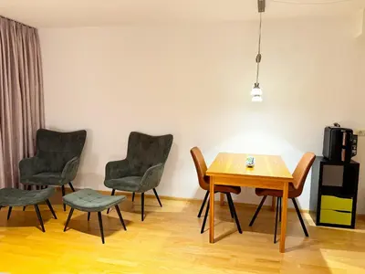 Ein Sitzbereich in der Unterkunft STANMA Lodge Braunlage - Naturpartments am Fluss mit Sauna und Bergblick