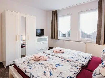 Ein Bett oder Betten in einem Zimmer der Unterkunft REBENTISCH - Hotel FERIENWOHNUNGEN Restaurant