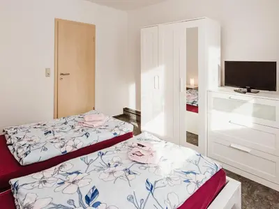 Ein Bett oder Betten in einem Zimmer der Unterkunft REBENTISCH - Hotel FERIENWOHNUNGEN Restaurant