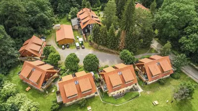 Das Gebäude in dem sich das Ferienhaus befindet