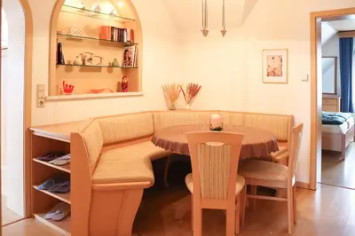 Ein Sitzbereich in der Unterkunft Ferienwohnung -Villa Am Stadtpark- Blankenburg mit Balkon und Sauna