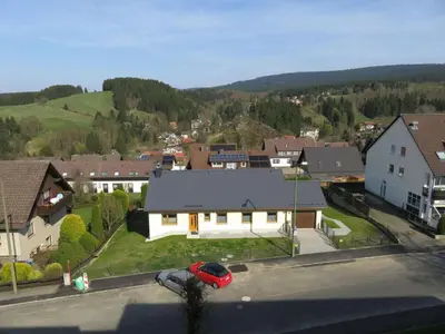 Ein allgemeiner Bergblick oder ein Berglick von des Ferienhauses aus