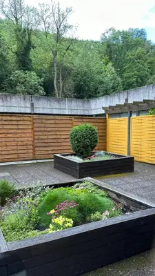 Ein Garten an der Unterkunft Bergzauber Apartment mit Pool, Sauna, Balkon und Panoramablick