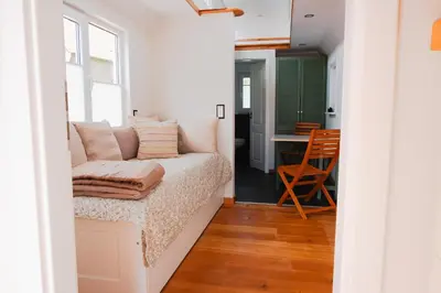 Ein Sitzbereich in der Unterkunft Ilsehof Tiny-House Mimi
