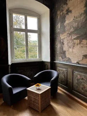 Ein Sitzbereich in der Unterkunft Kloster Huysburg Ekkehard Haus