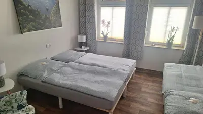 Ein Bett oder Betten in einem Zimmer der Unterkunft Pauls Hexenhaus Wohnung Teufel mit Familienbett