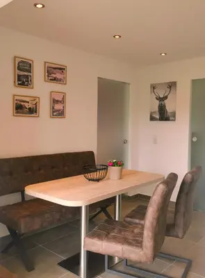 Ein Sitzbereich in der Unterkunft DAS Ferienhaus Waldblick
