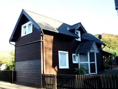 Das Gebäude in dem sich das Ferienhaus befindet
