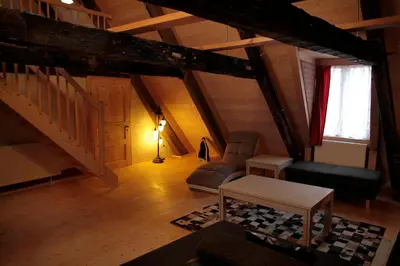Ein Sitzbereich in der Unterkunft Kristallhaus anno 1438