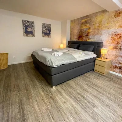 Ein Bett oder Betten in einem Zimmer der Unterkunft LaLeLou Braunlage, perfekt für Familien, zentral mit Garten 120qm, inkl Wäschepaket und WLAN, Boxspringbett, 6 Personen
