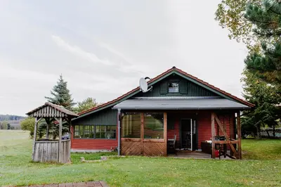 Das Gebäude in dem sich das Ferienhaus befindet