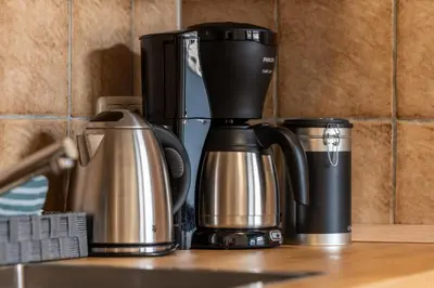 Kaffee-/Teezubehör in der Unterkunft HIRSCH Stadt Apartment 3 - Balkon mit Flussblick - Parkplatz
