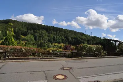 Ein allgemeiner Bergblick oder ein Berglick von des Ferienhauses aus