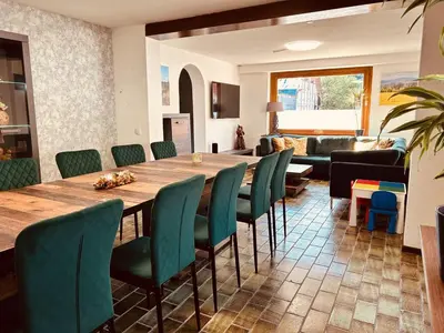 Ein Sitzbereich in der Unterkunft Das Urlaubszuhause für Familien, Großfamilien, Mehrfamilien und kleine Gruppen bis zum 12 Personen mit vielen Unterhaltungsmöglichkeiten im Harz