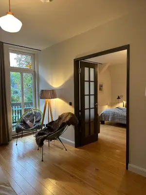 Ein Bett oder Betten in einem Zimmer der Unterkunft Haus Wanderlust - Zwei Ferienwohnungen in einem Haus für bis zu 13 Personen - naturnah, stilvoll eingerichtet - ideal für Familien und Gruppen
