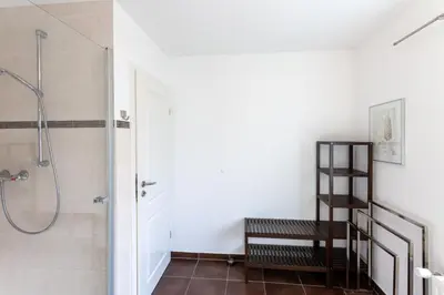 Ein Badezimmer in der Unterkunft Ferienhaus WanderNest mit Sauna, Garten und Grill