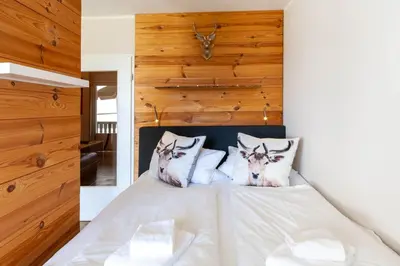 Ein Bett oder Betten in einem Zimmer der Unterkunft Ferienwohnung BergChalet 1 mit Balkon