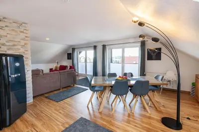 Ein Sitzbereich in der Unterkunft Ferienwohnung Bergloft mit Balkon