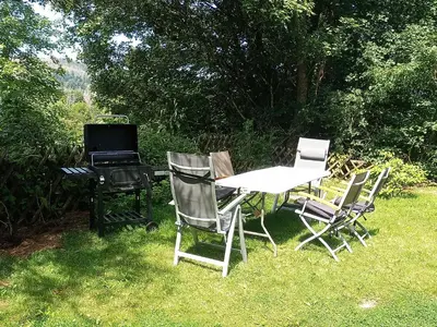 Ein Garten an der Unterkunft Ferienwohnung ENDORA im Harzer Stil, Handgefertigte Möbel - WLAN- GARAGE - Wandern-Mountainbike-Motorradurlaub