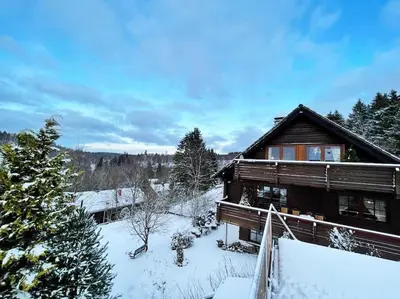 Blockhausflair mit Kamin, Balkon und Bergpanorama im Winter