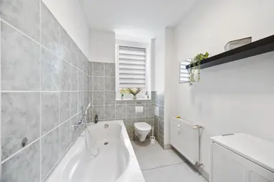 Ein Badezimmer in der Unterkunft Wohnung Stadtrand, 4 Personen, nahe Bahnhof und See