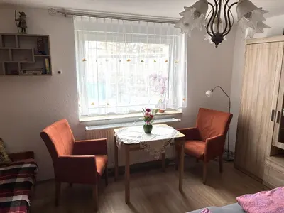 Ein Sitzbereich in der Unterkunft Ferienwohnung Messerschmidt